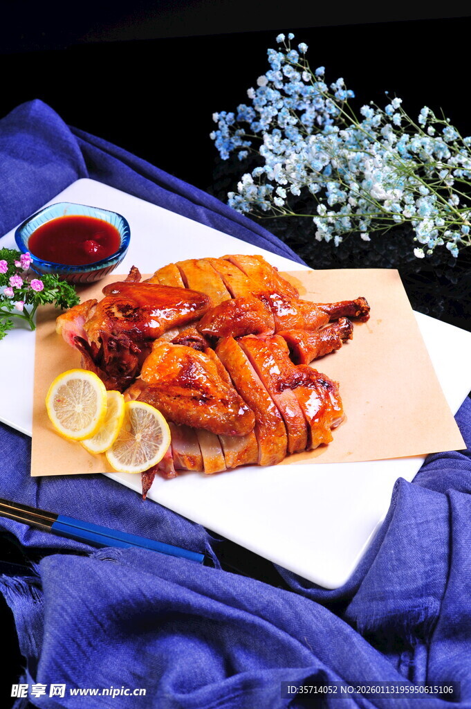 美味烤鸡配蘸料与装饰