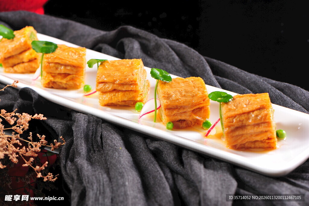 美味腐皮卷摆放在白盘上