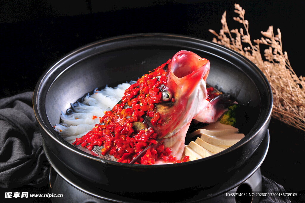 香辣鱼头 置于黑锅中