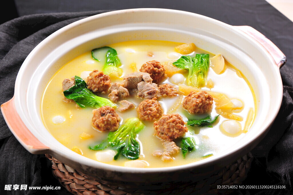 鲜香肉丸蔬菜汤