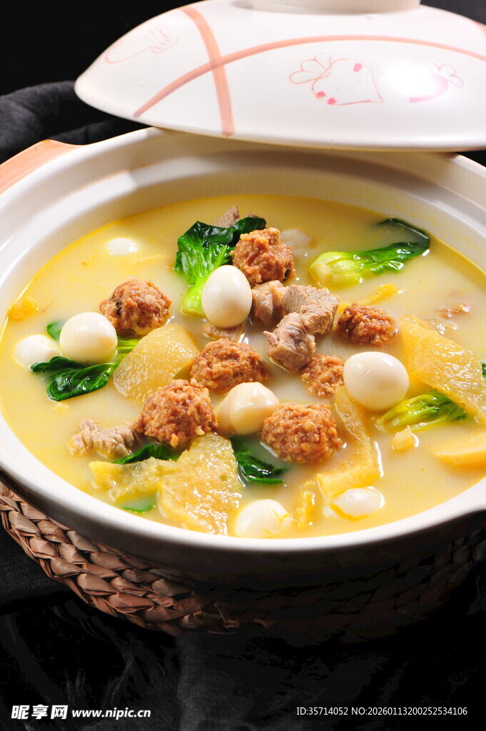 鲜香排骨玉米蔬菜汤