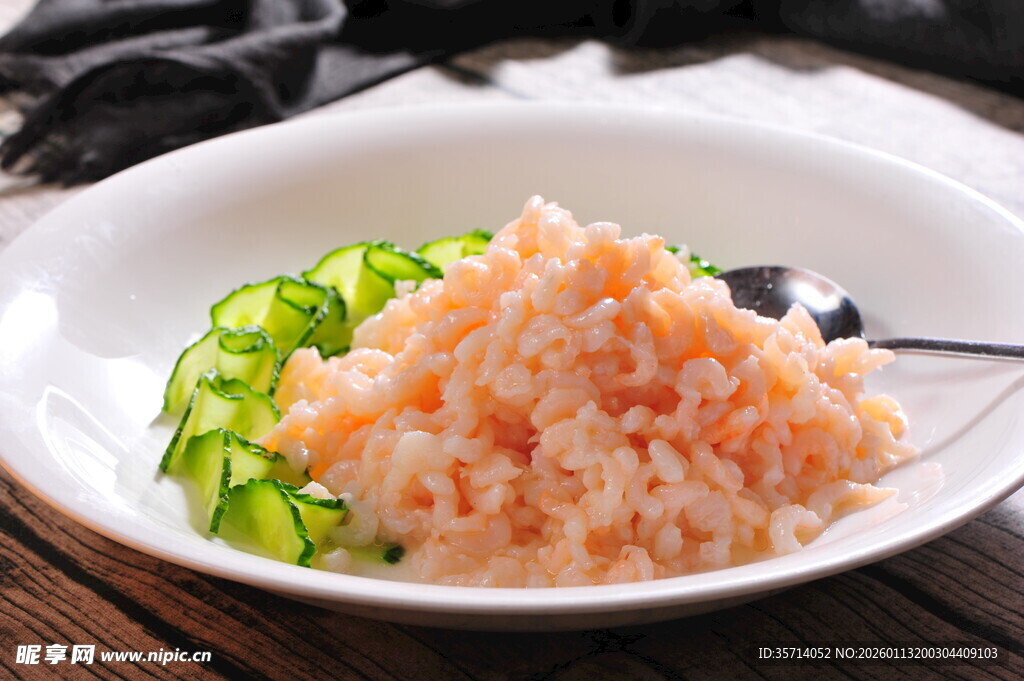 虾仁炒饭配翠绿黄瓜