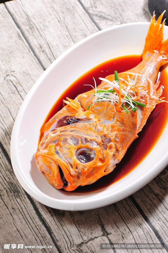 红烧长寿鱼摆放在白色盘中