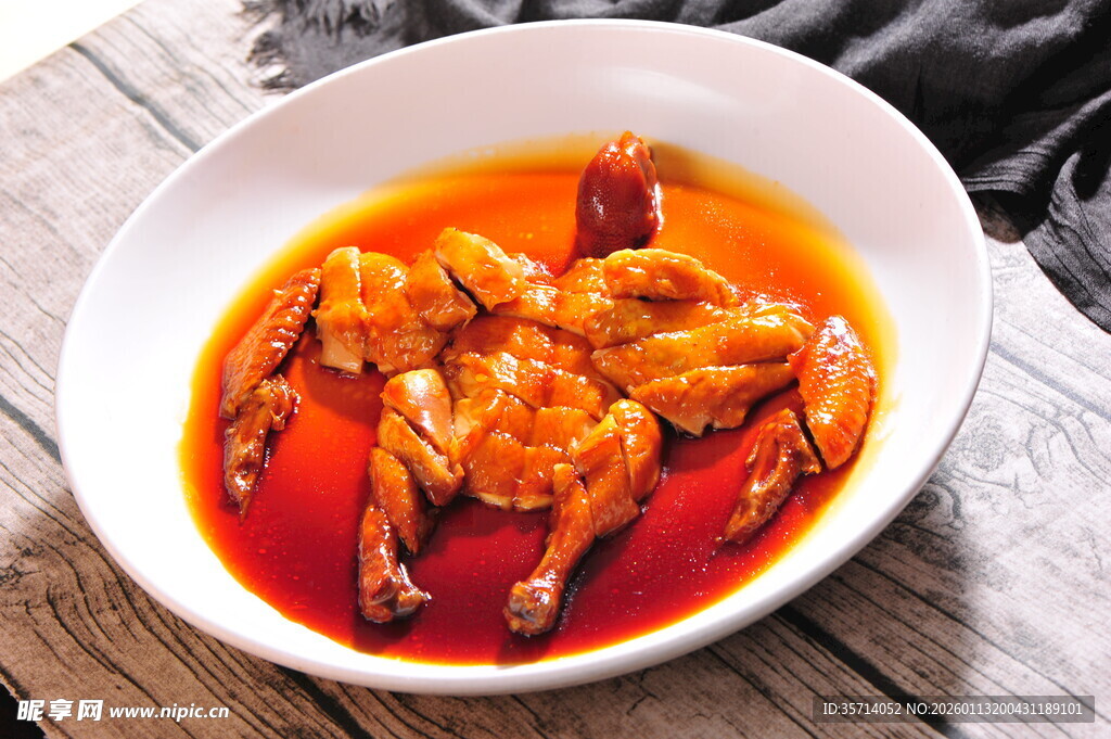 红油浸泡的美味卤鸡