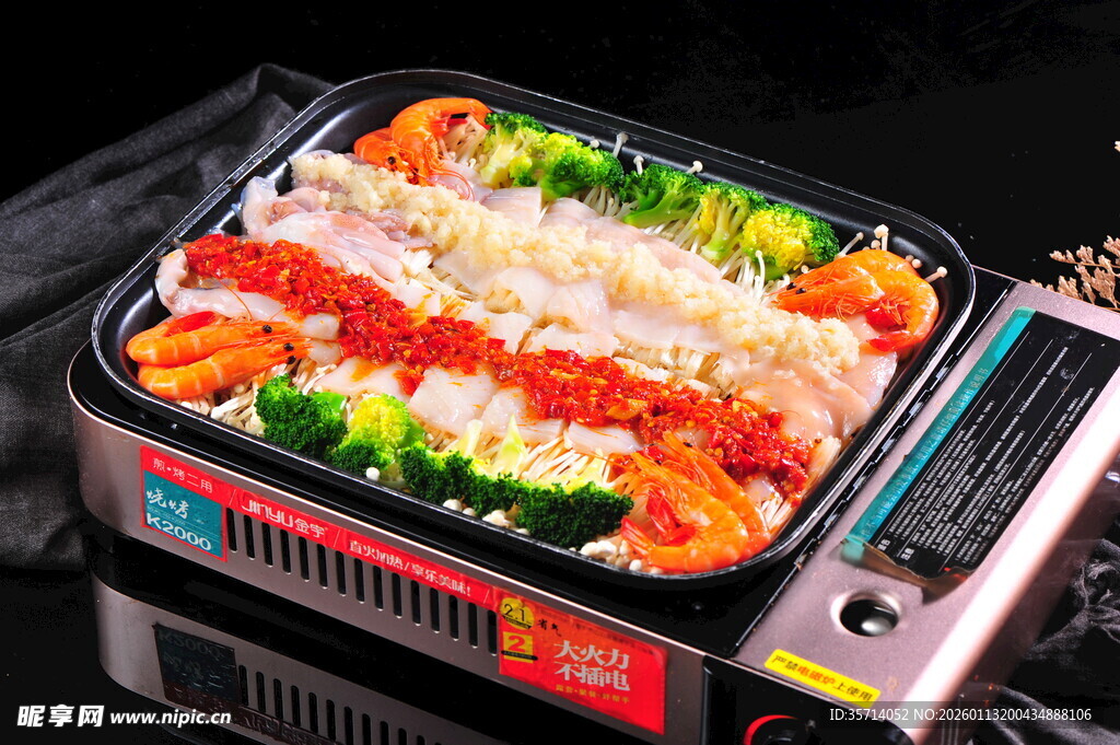 多功能电烤盘上的丰盛食材