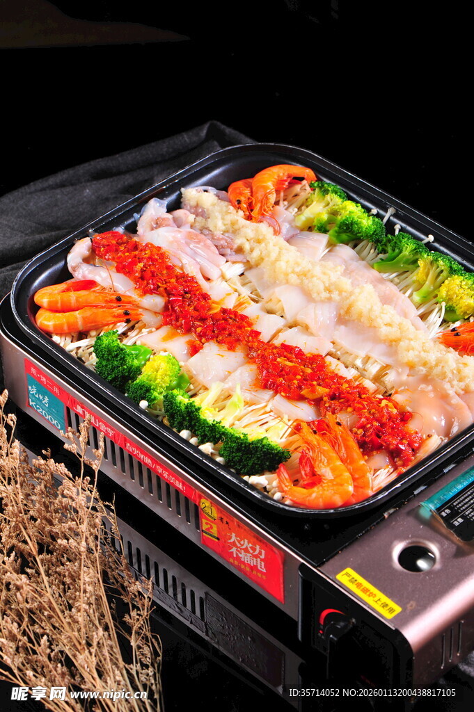 美味烤盘上的多彩食材