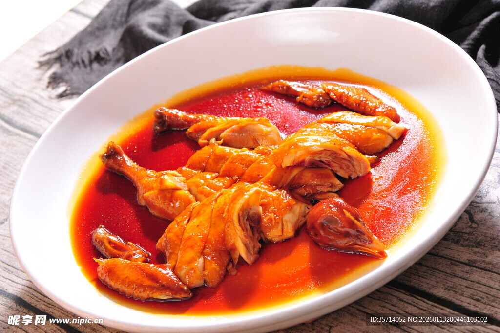 红油浸泡的美味卤鸡