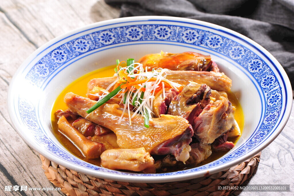 美味黄焖鸡盛于蓝纹碗中