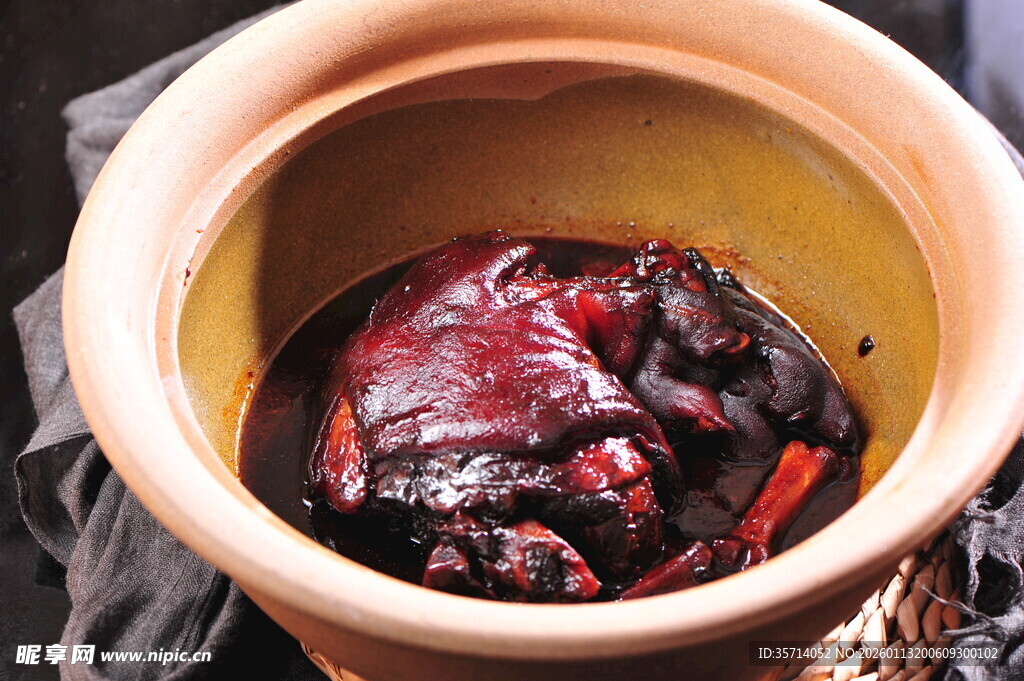 陶罐中炖煮的蹄髈