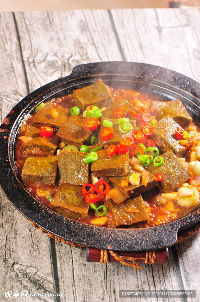 石板上的美味炖菜