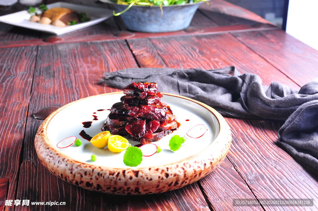 精致摆盘的美味特色菜肴