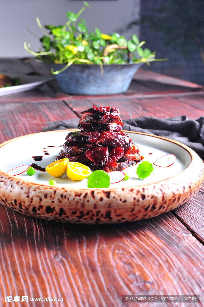 美味摆盘的特色红肉料理