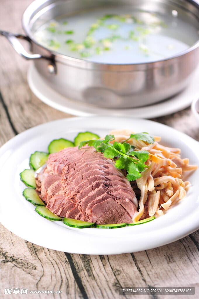 美味羊肉菜肴与养生汤锅