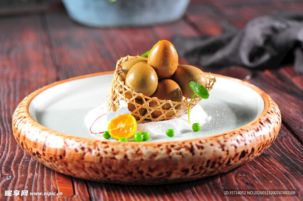 精致摆盘的美味蘑菇菜肴