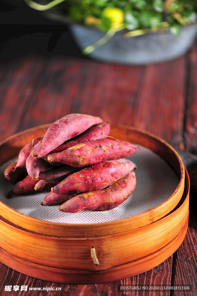 竹制蒸笼里的美味红薯