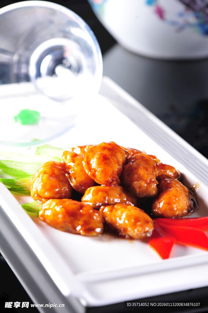 美味糖醋里脊摆盘中