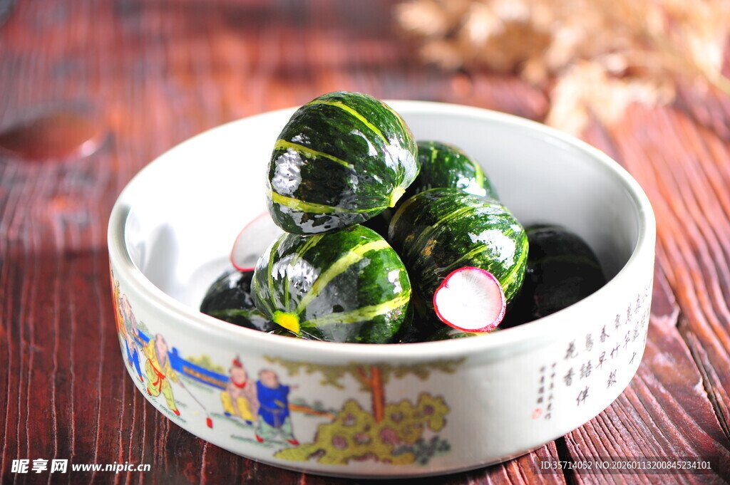 青花瓷碗中的翡翠南瓜