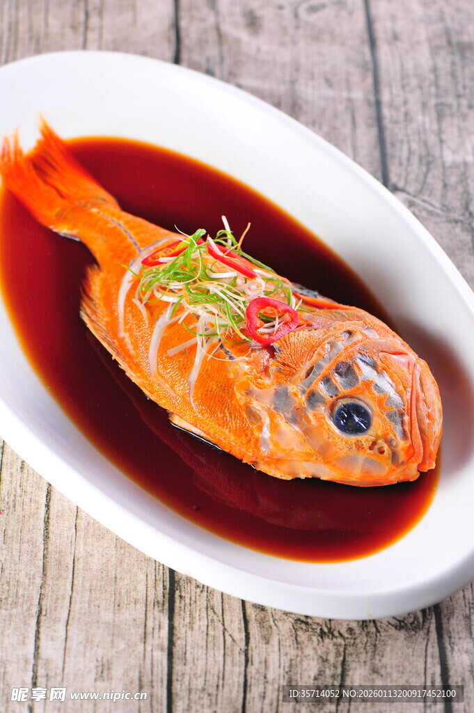 红烧鱼摆放在白色盘中