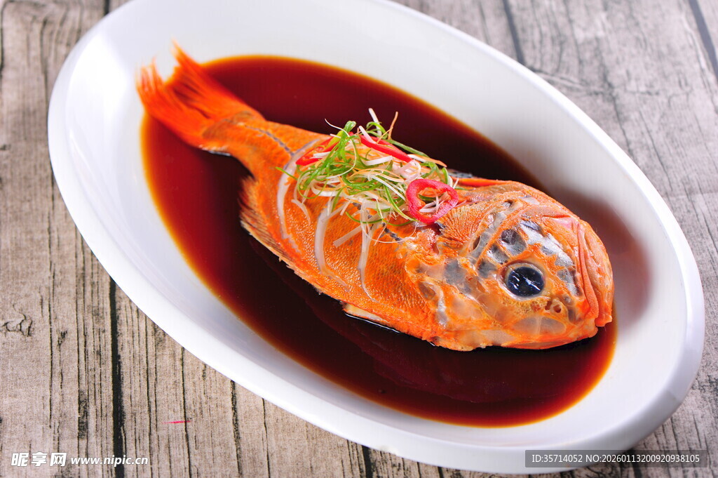 红烧金鱼造型菜肴