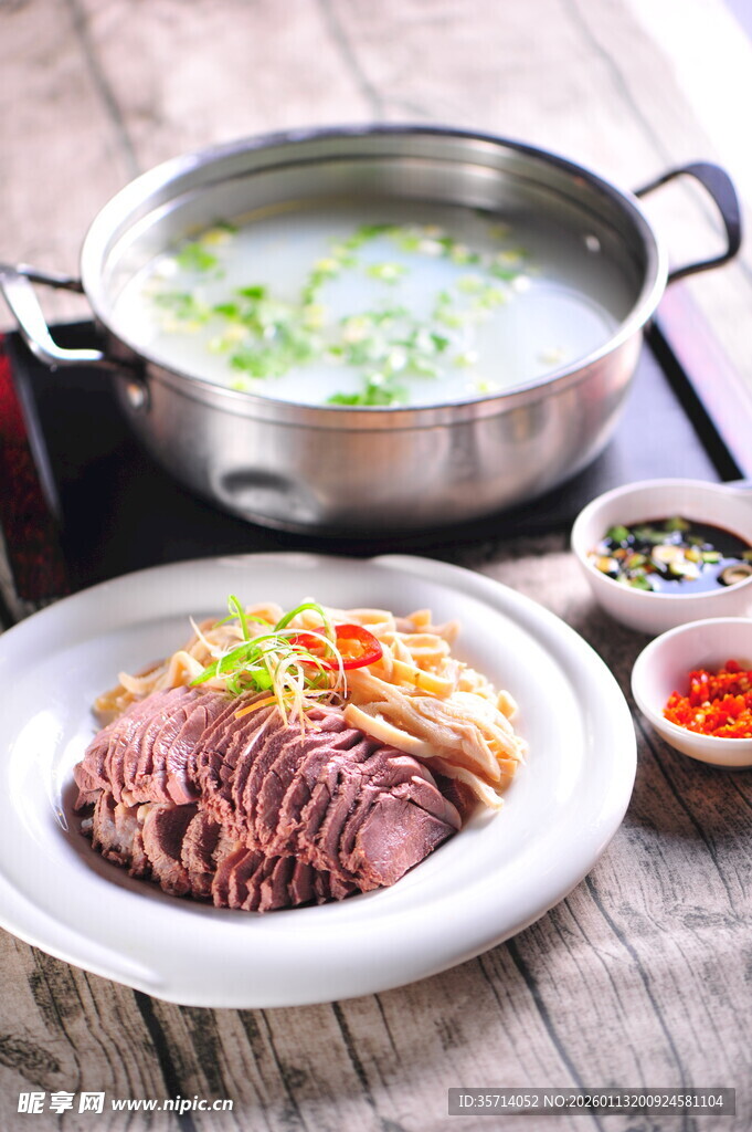 羊肉火锅与配菜