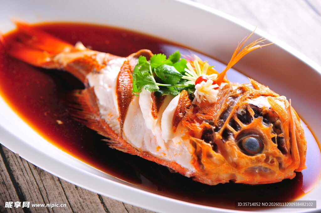 红烧鱼摆放在盘中长寿鱼