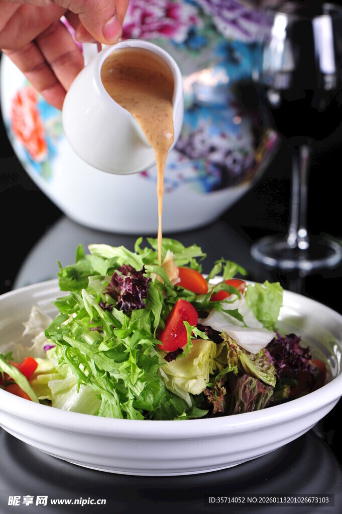 美味沙拉浇汁瞬间