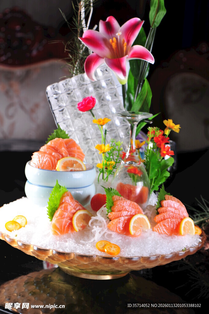 精美三文鱼刺身拼盘 花饰点缀