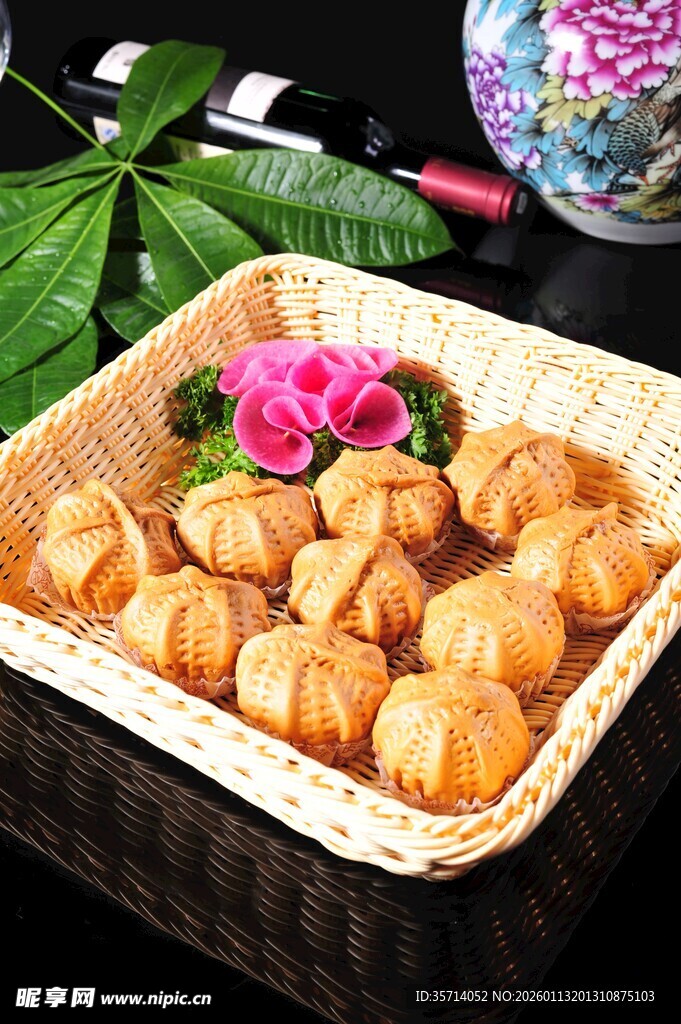 竹篮中的美味精致小点心