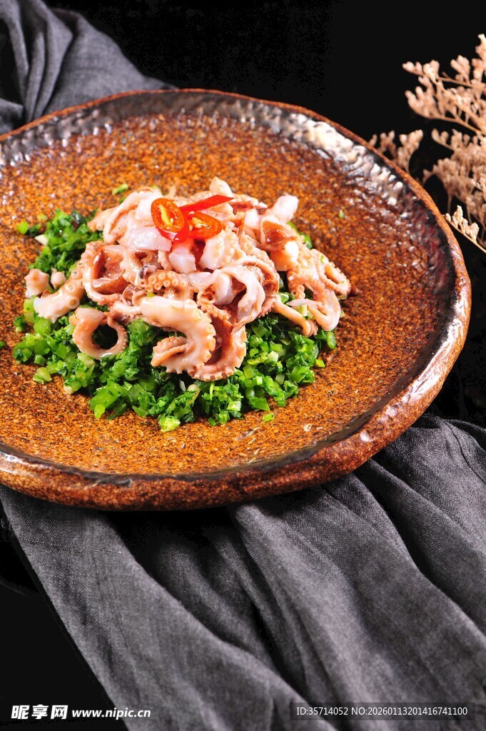 美味八爪鱼配蔬菜摆盘