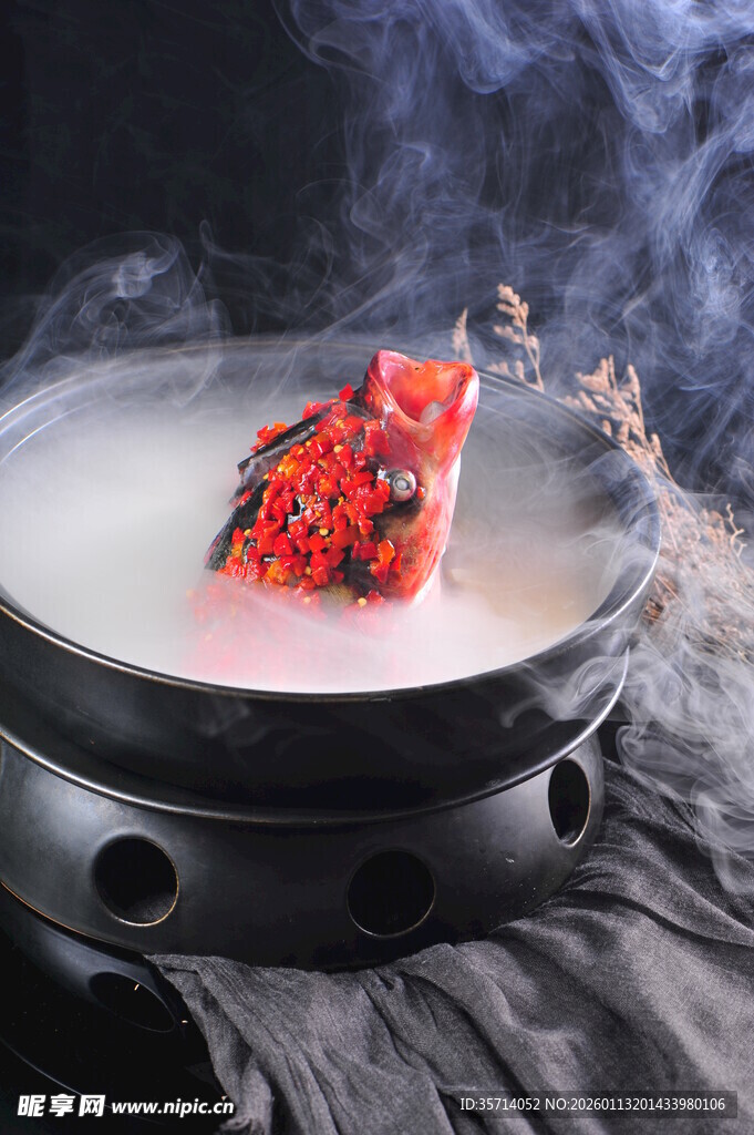 鱼头冒烟的红色创意美食