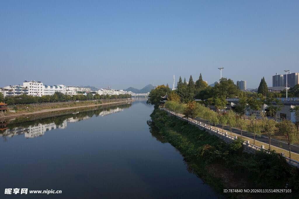 河畔城市风光