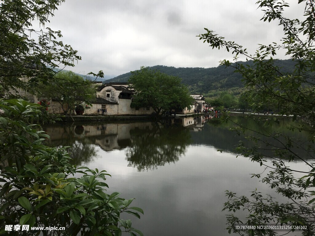 湖畔村落风光 宁静美好