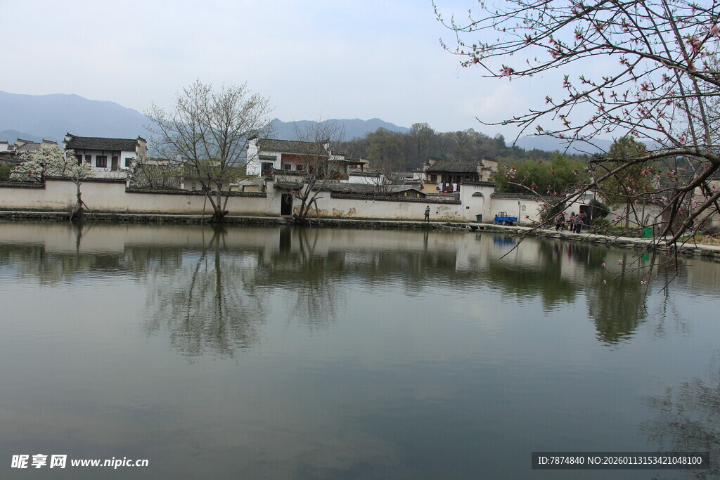 宁静湖畔乡村景致