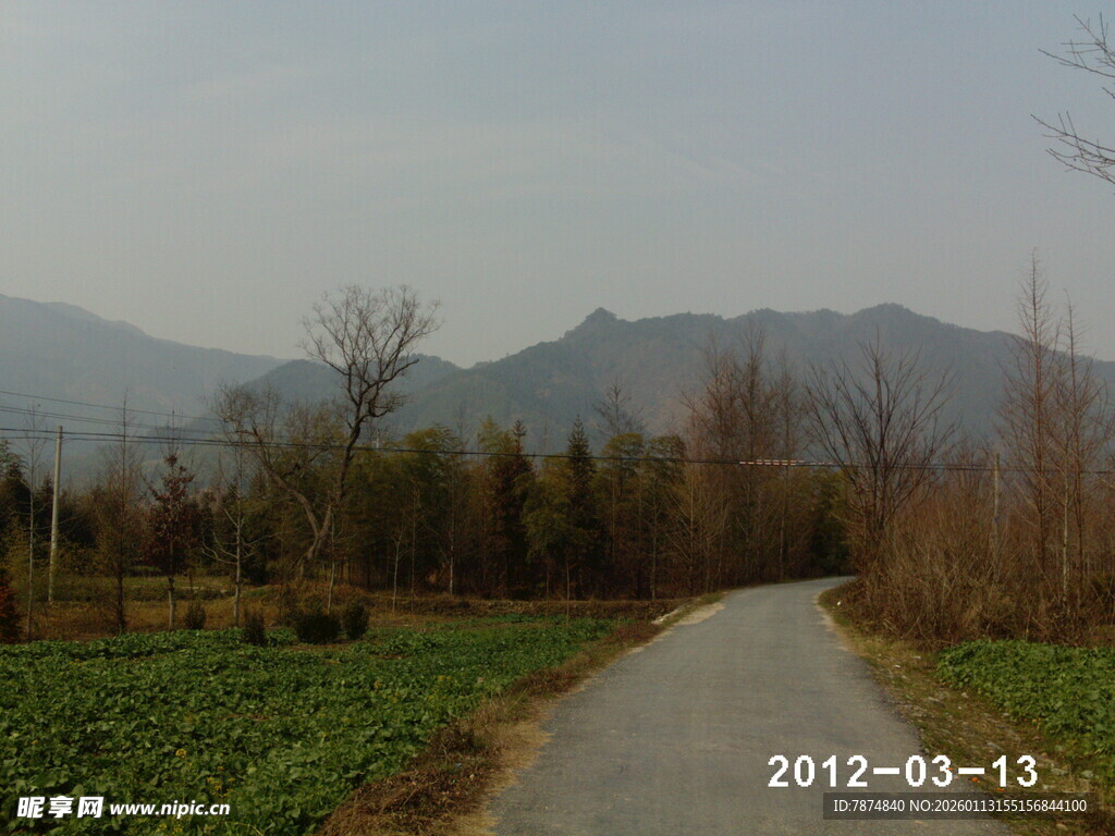 乡村小路旁的田野与远山