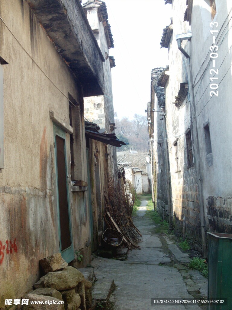 老旧小巷的静谧景象