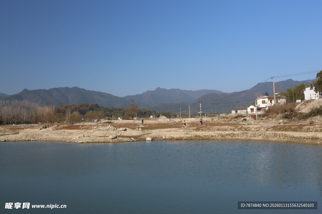 湖畔山村风光