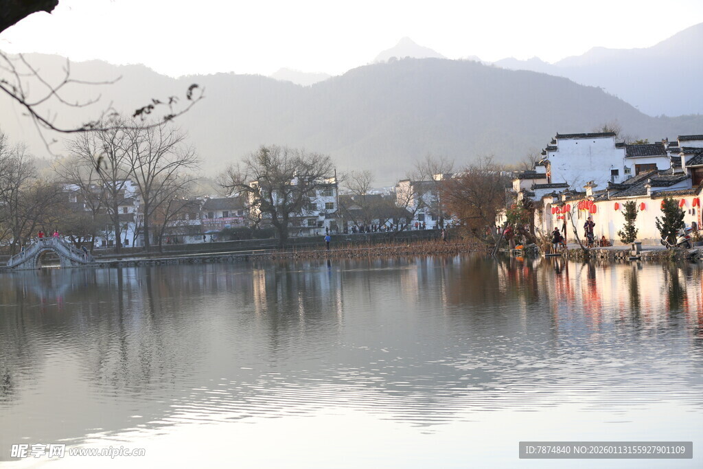 湖畔古村 山水相映成趣