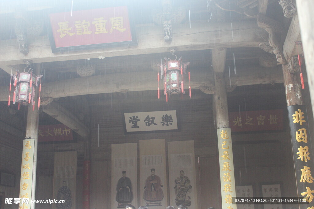 古旧中式建筑屋檐灯笼