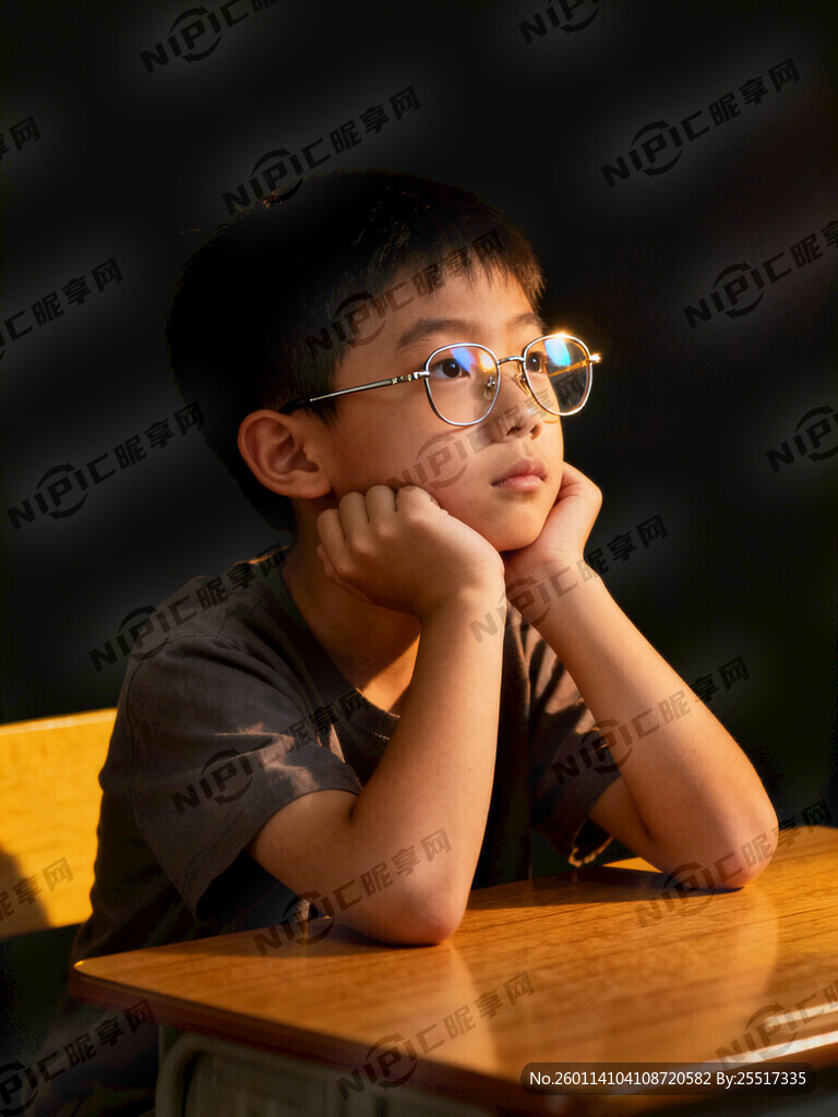 男孩戴眼镜的场景 背景深色
