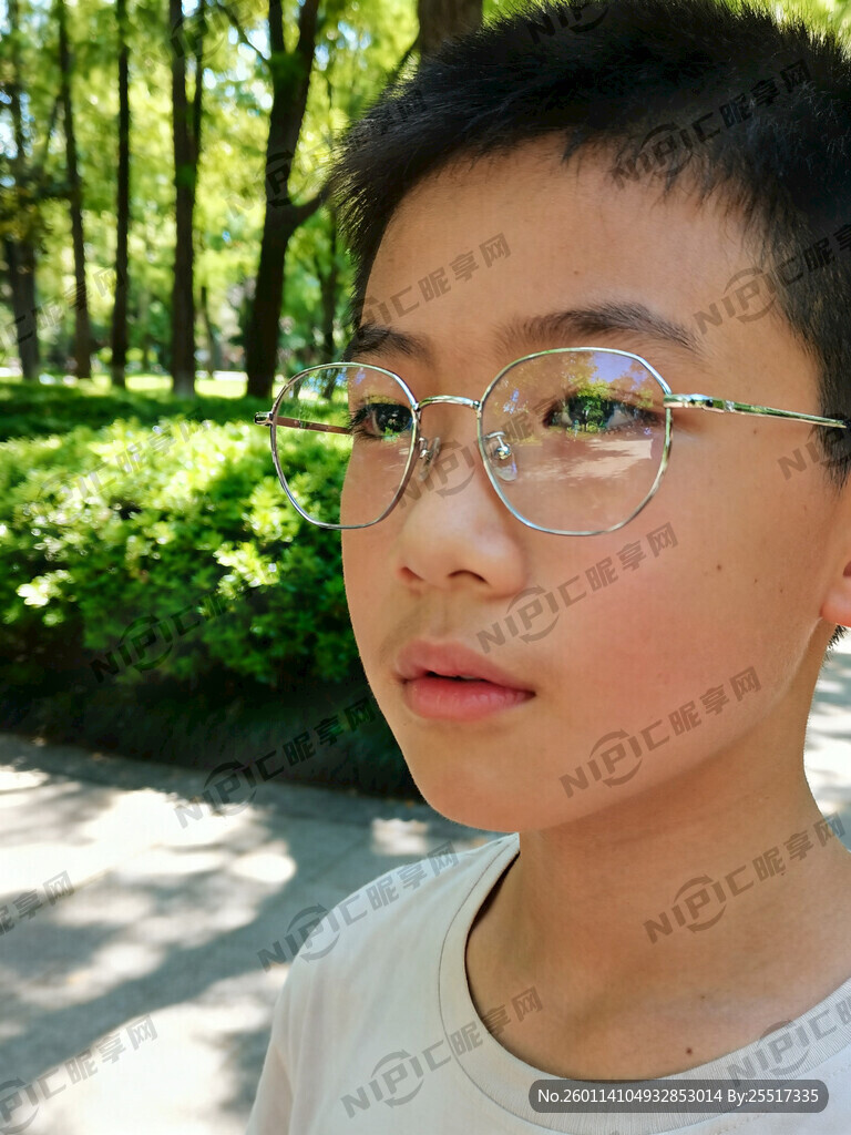 男孩戴眼镜的场景 户外