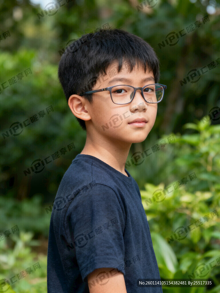 男孩戴眼镜半身的场景 户外