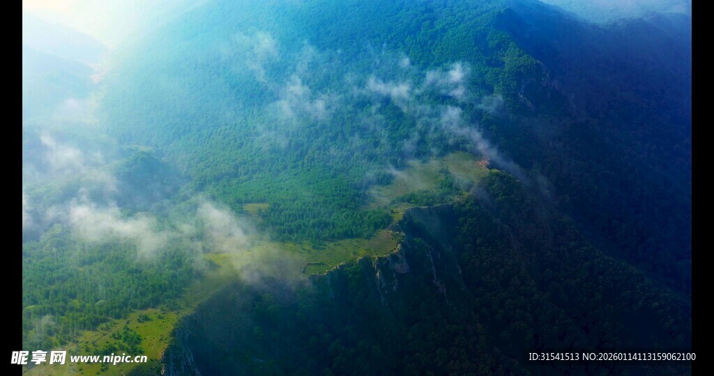 空中俯瞰翠绿山峦云雾