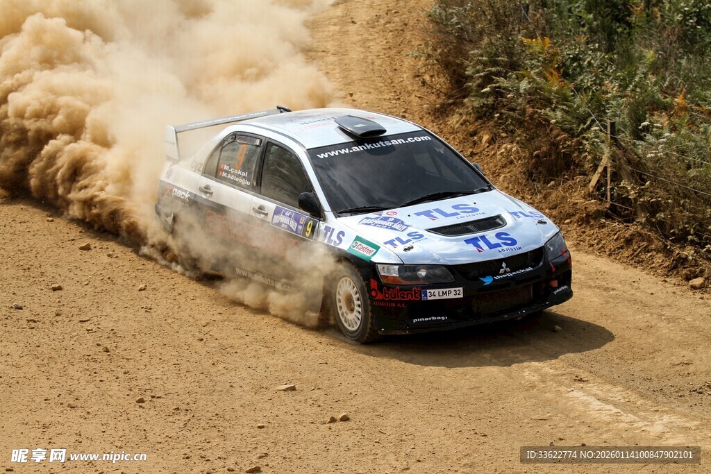 拉力赛车在泥地飞驰