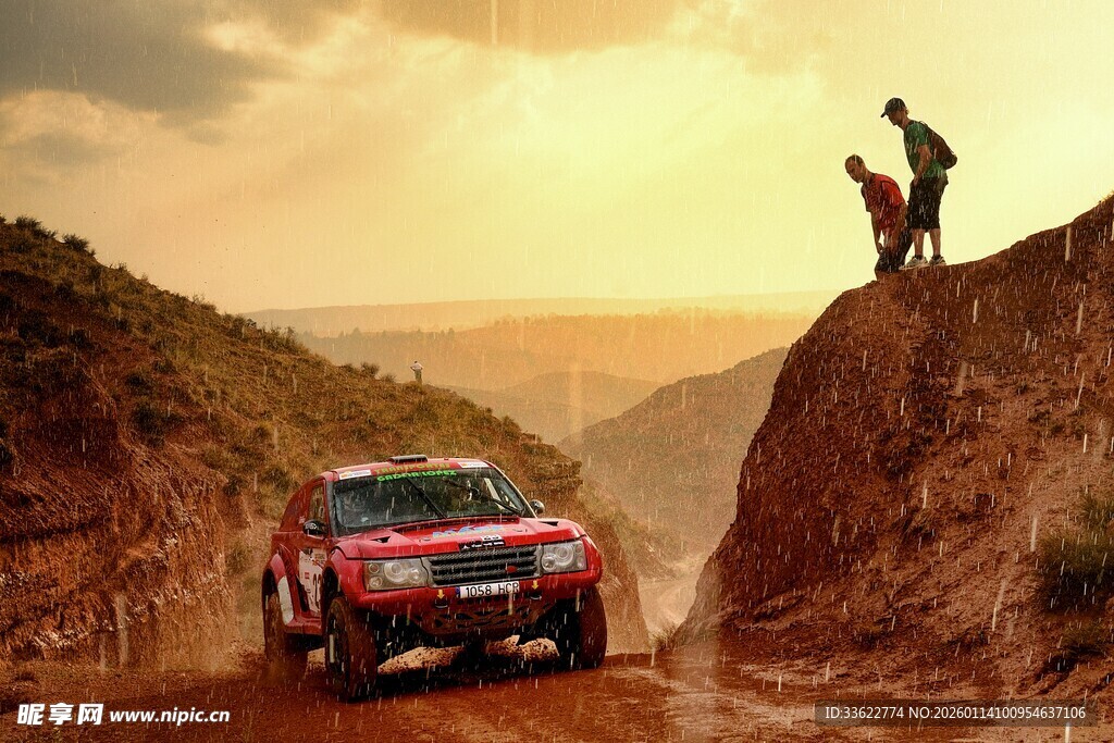 越野赛车与山崖上的身影
