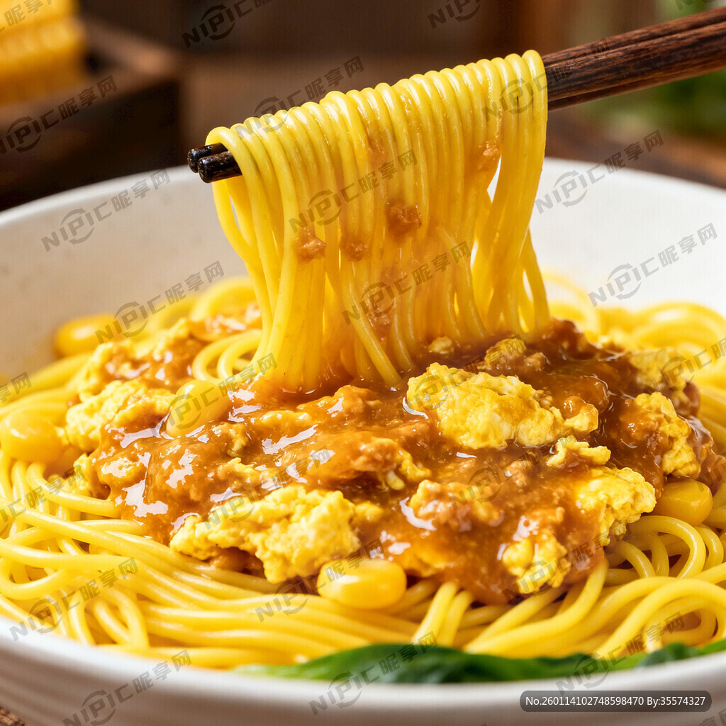 一碗玉米面条并用筷子挑起了一些