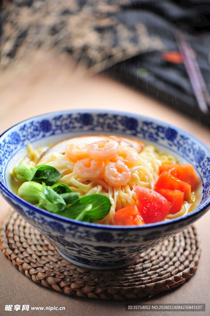 美味虾仁蔬菜拉面