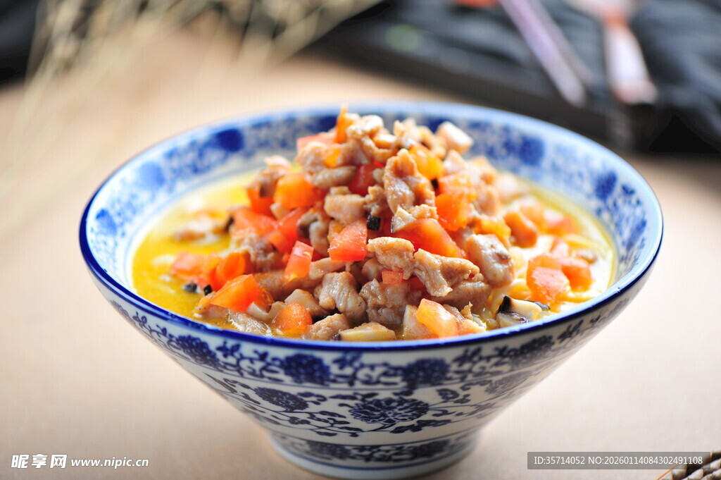 蓝碗盛的美味肉末面