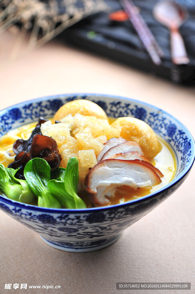 什锦面碗中美食