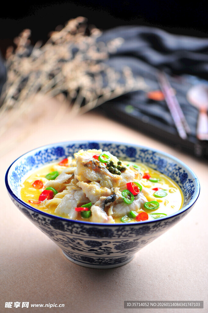 青花瓷碗中的美味鱼汤