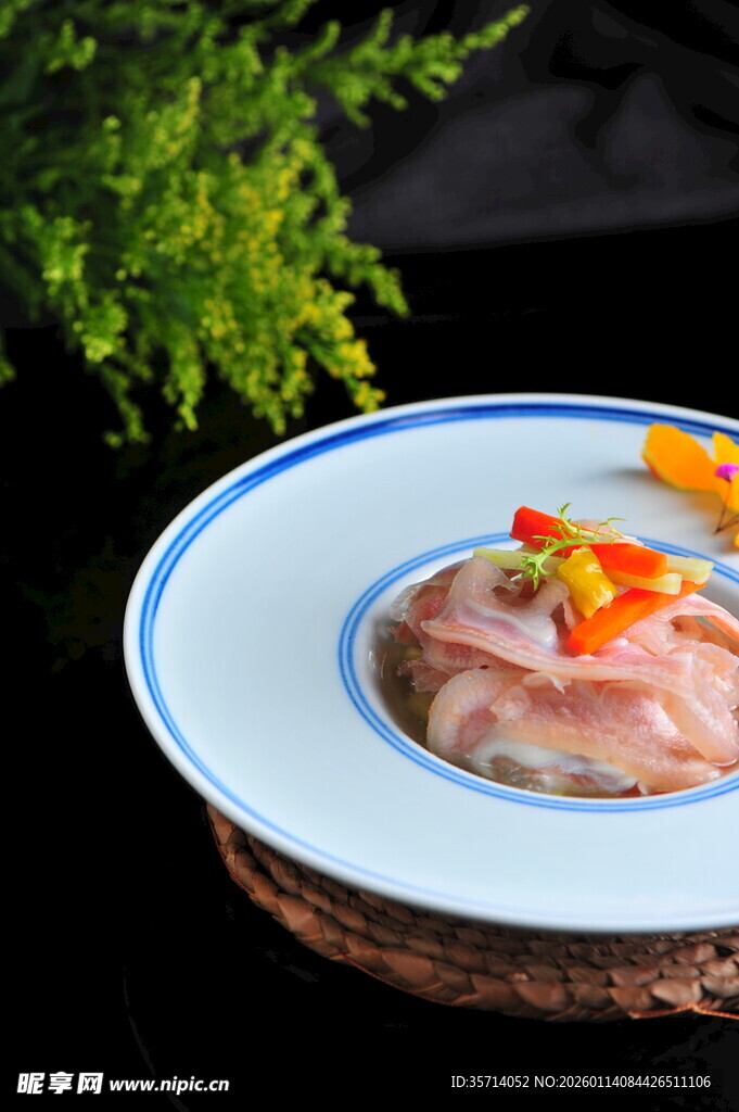 精致摆盘的美味肉类菜肴